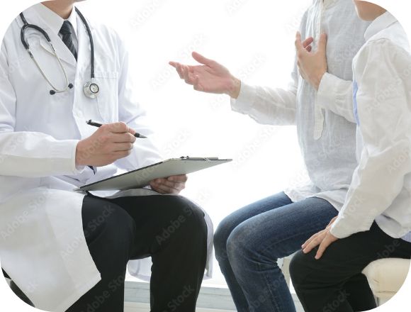 臨床心理士と相談している不登校児童