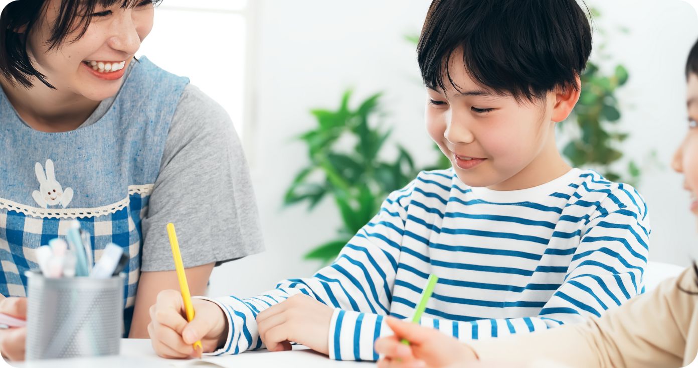 公立小学校に入学する児童と両親